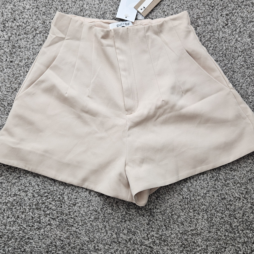 DO+BE High Waist Cream Shorts
